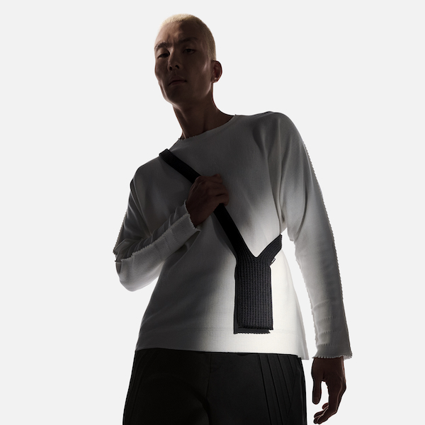 iPhone pocket by ISSEY MIYAKE ショート　ブラック ISSEY MIYAKE and Apple Reunite For the iPhone Pocket - Esquire